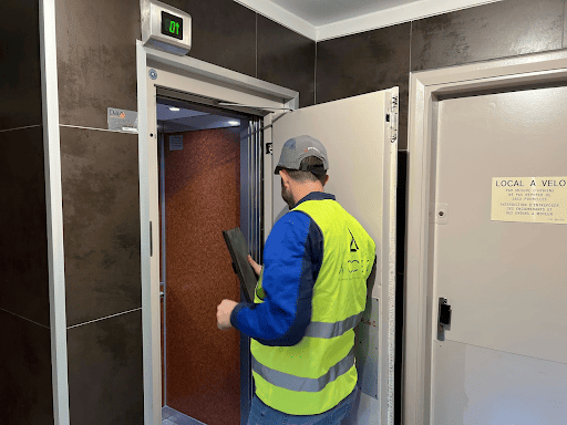 Un expert ACCEO qui vérifie la vétusté d’un ascenseur